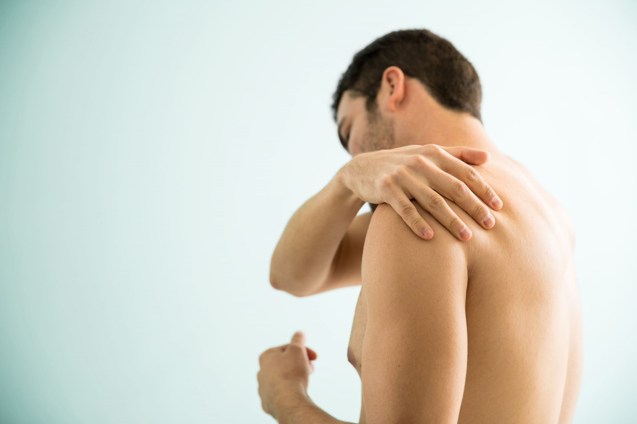 Dolor de hombro al levantar el brazo: causas y tratamiento